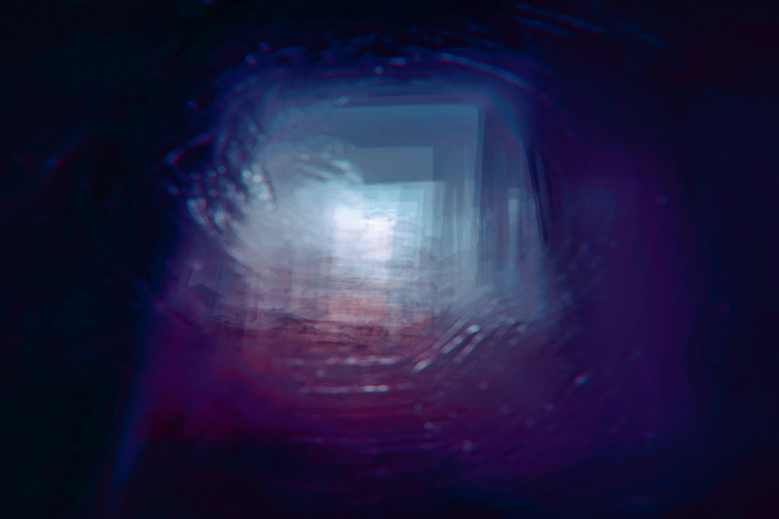 Dunkles Bild. Schwer erkennbar ist eine Fensterartige Form.